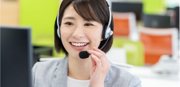 受付をするオペレーター