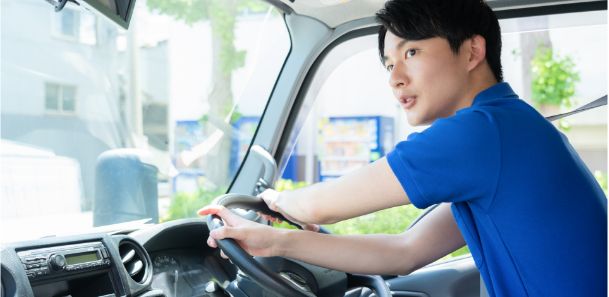 運転する作業員